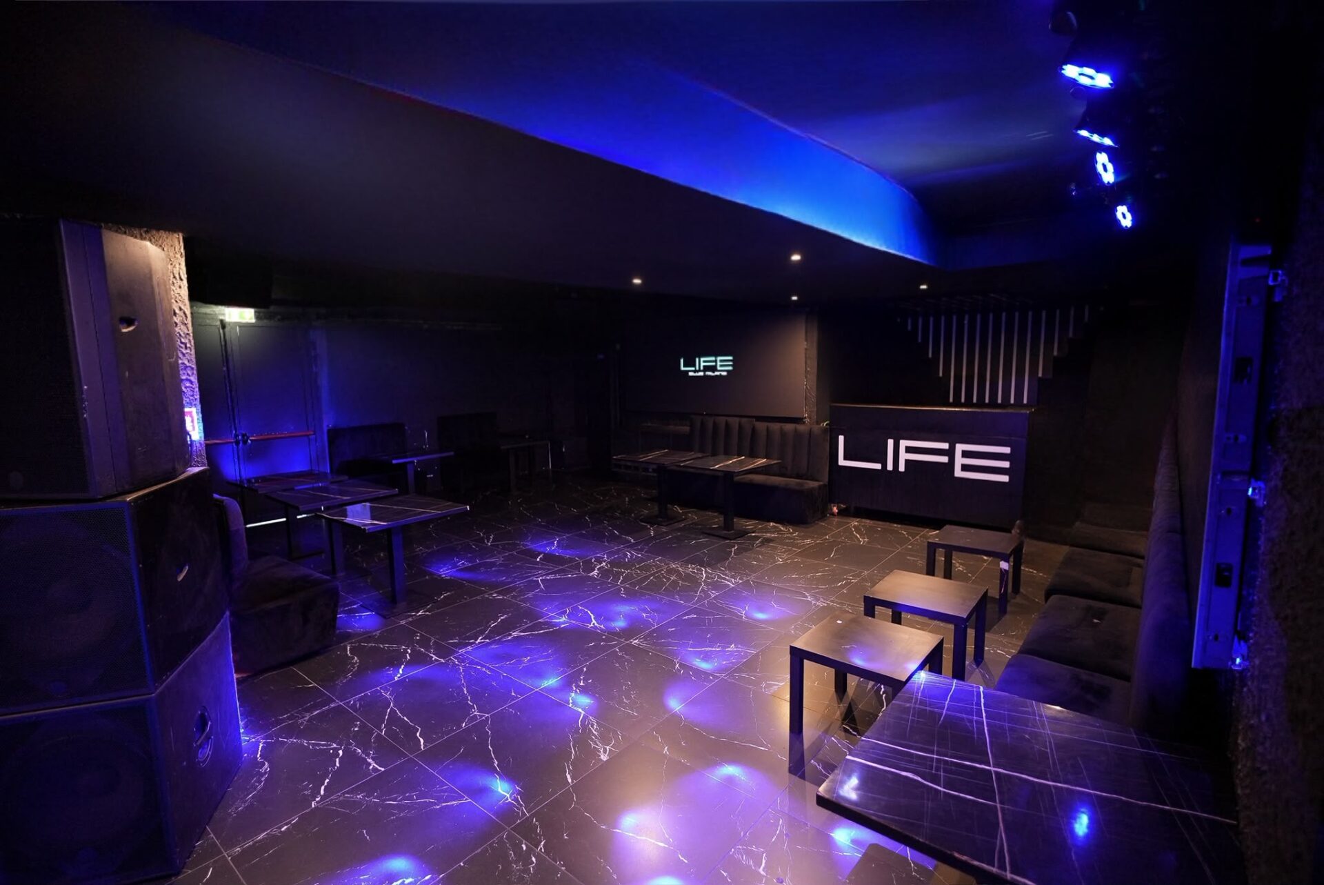 La pista del Life Club Milano con le luci accese