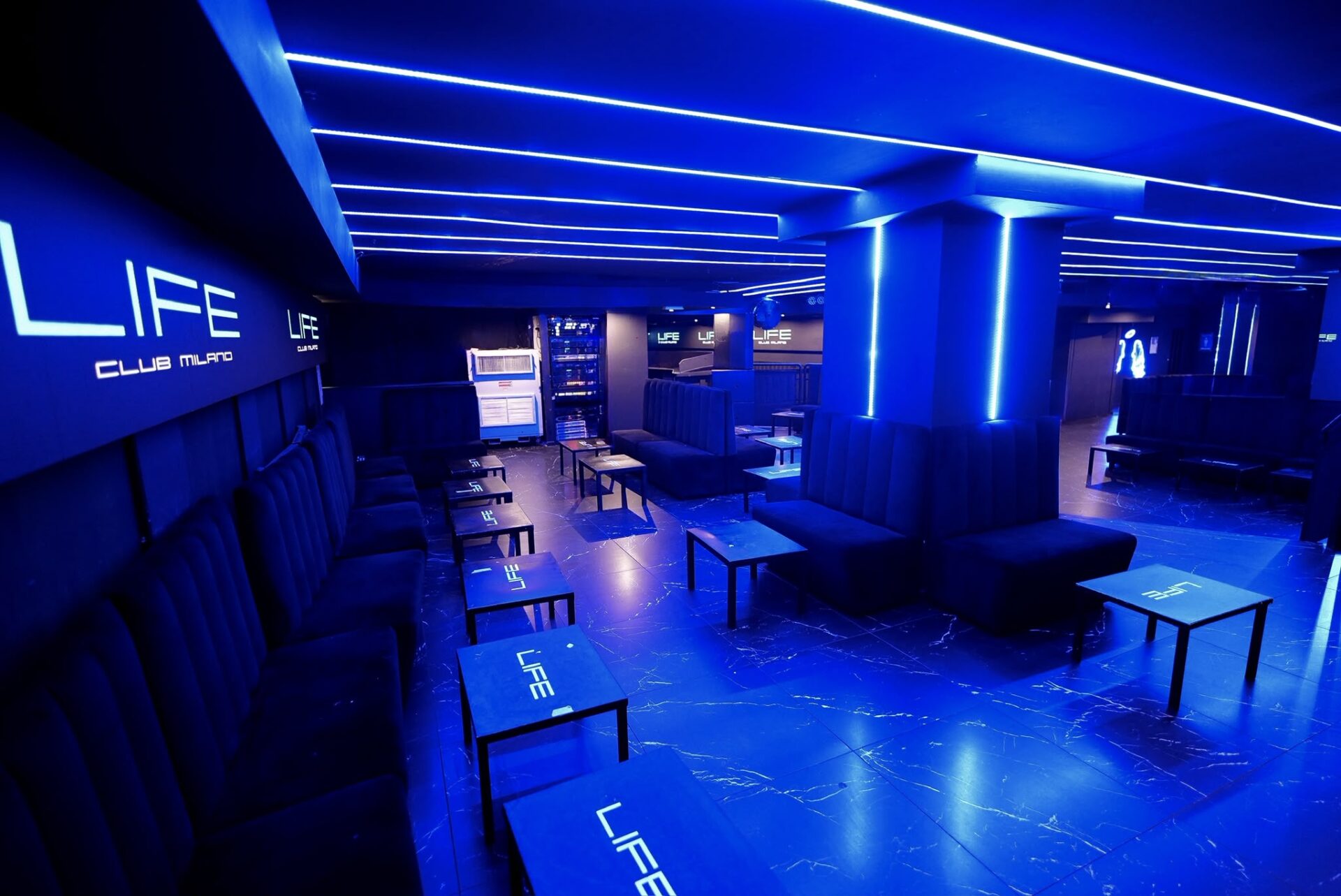 La sala del Life Club Milano con l'insegna luminosa