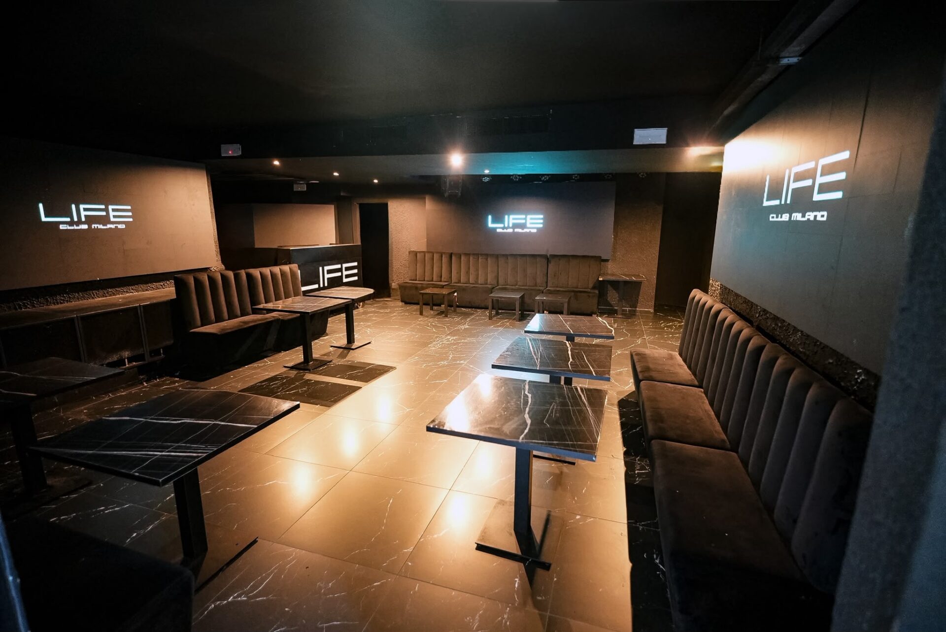 Tavoli e divani della sala del Life Club Milano