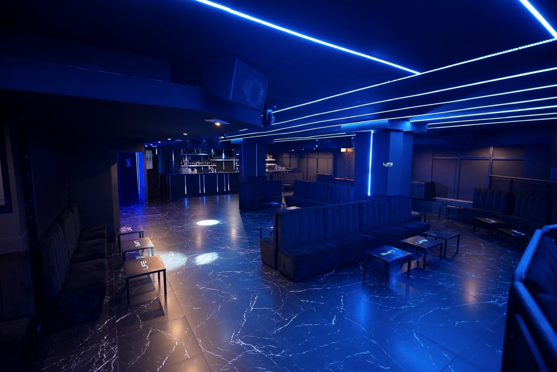 Le linee LED della sala del Life Club Milano