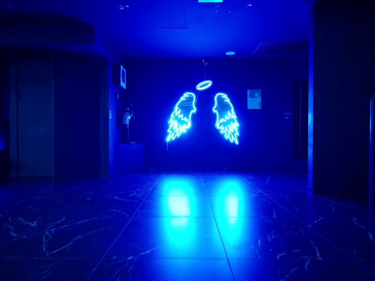 Installazione neon nella sala del Life Club Milano