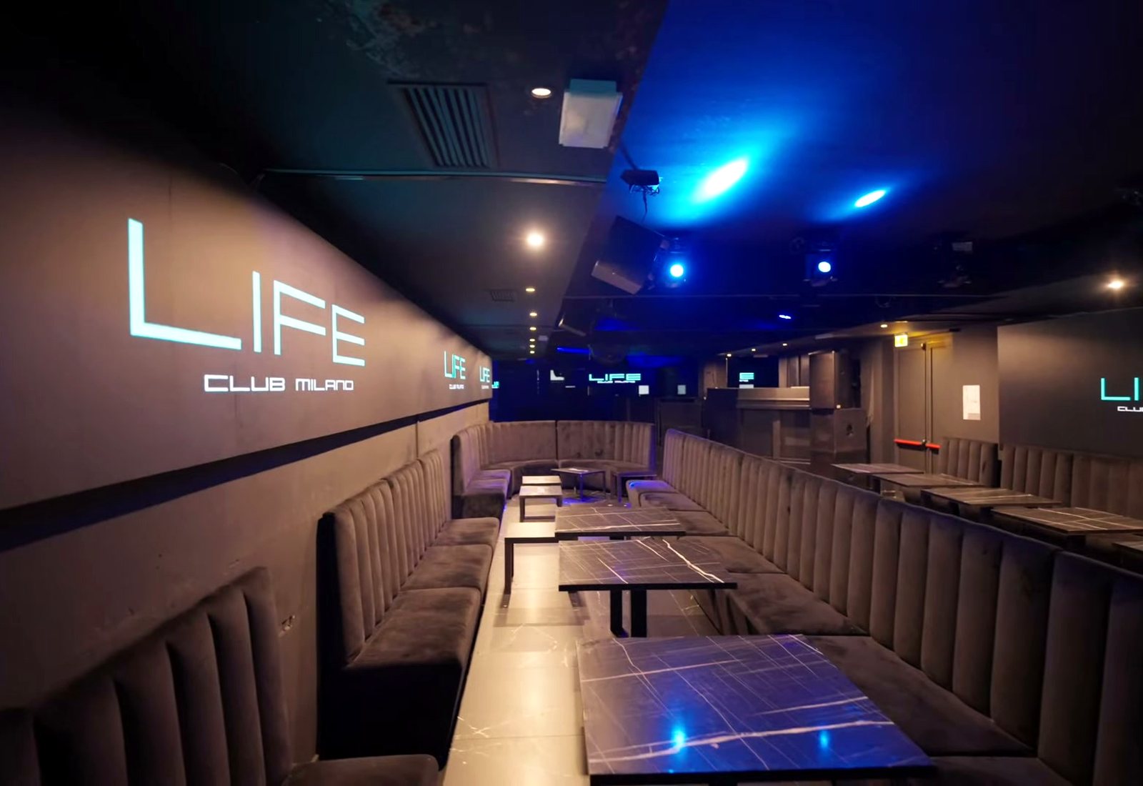 Tavoli allestiti per una cena aziendale al Life Club Milano con luci calde