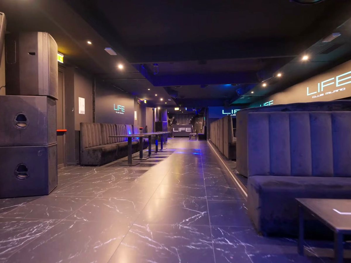 Area di percorso del Life Club Milano con sedute e linee LED per accoglienza e flussi