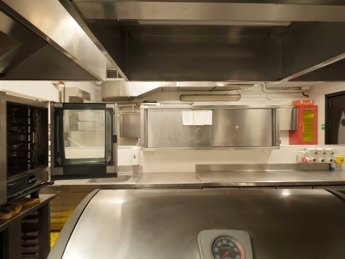 Cucina professionale interna del Life Club Milano
