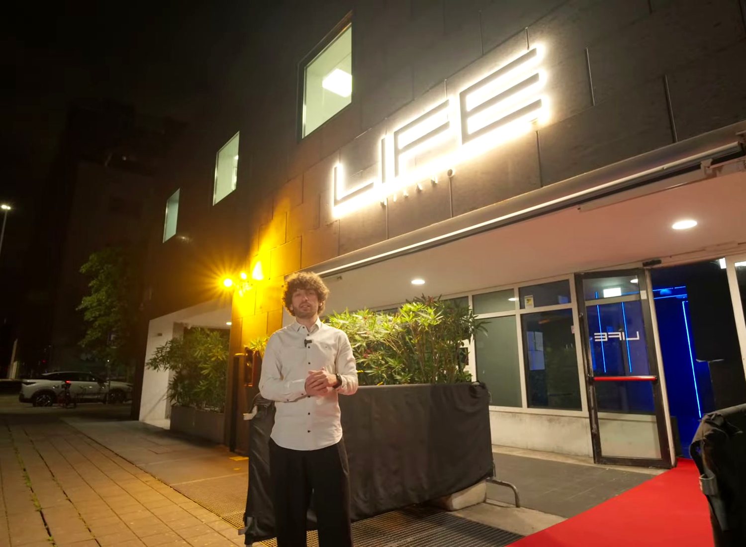Ingresso del Life Club Milano in via Piero e Alberto Pirelli