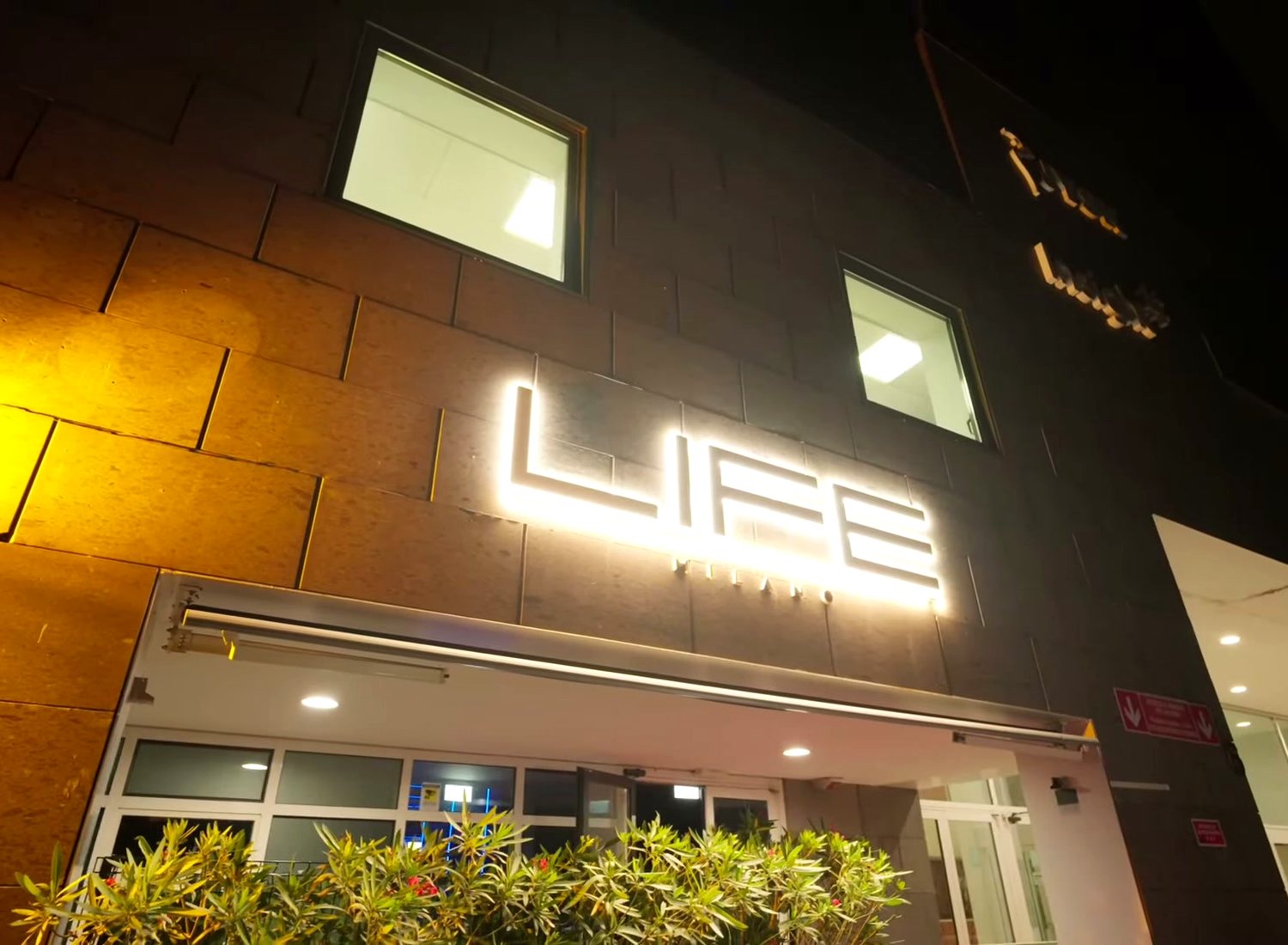 Insegna esterna illuminata del Life Club Milano in via Piero e Alberto Pirelli, zona Bicocca