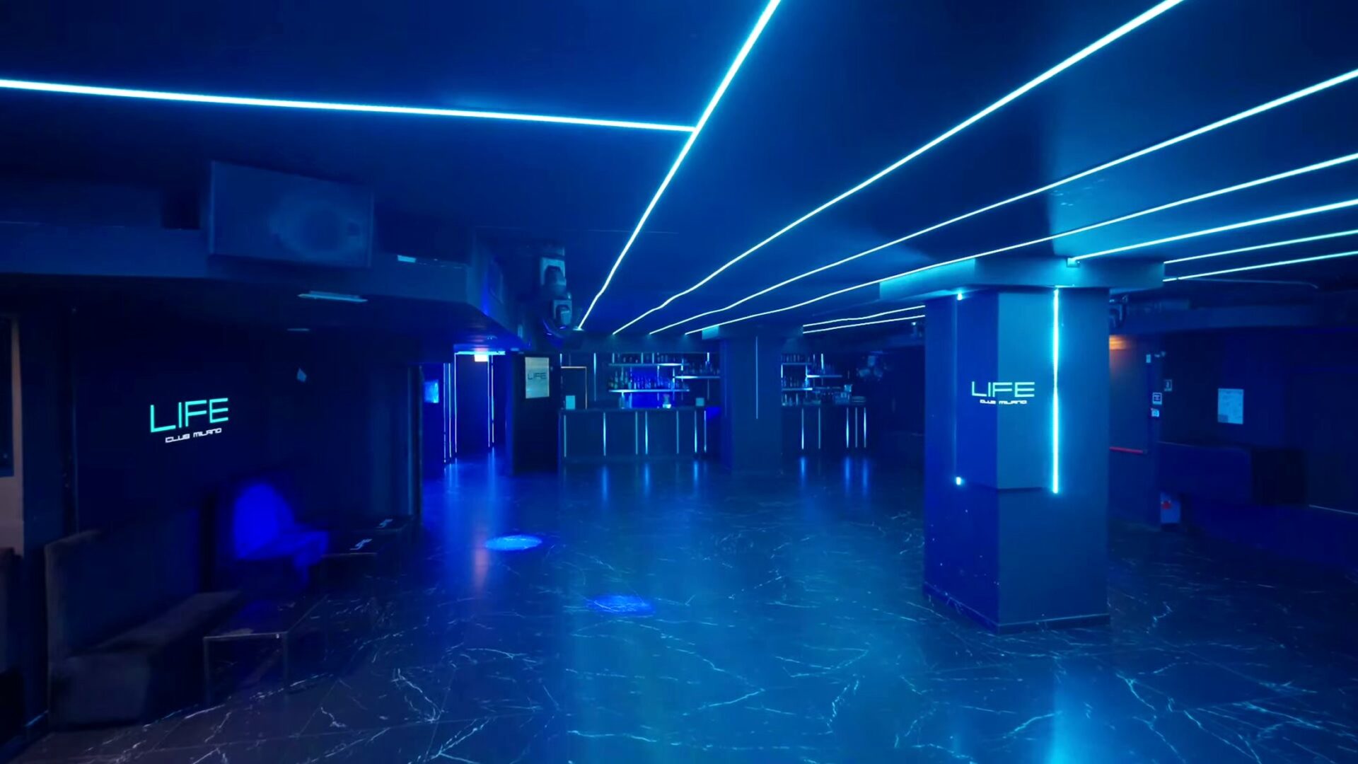 Sala principale del Life Club Milano illuminata dalle linee LED, allestibile per eventi aziendali
