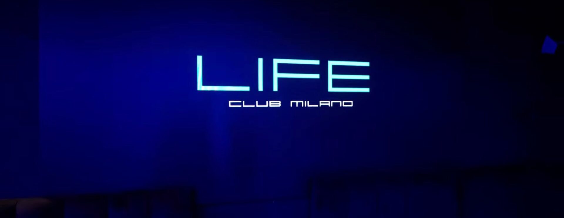 Insegna luminosa Life Club Milano nella sala del locale