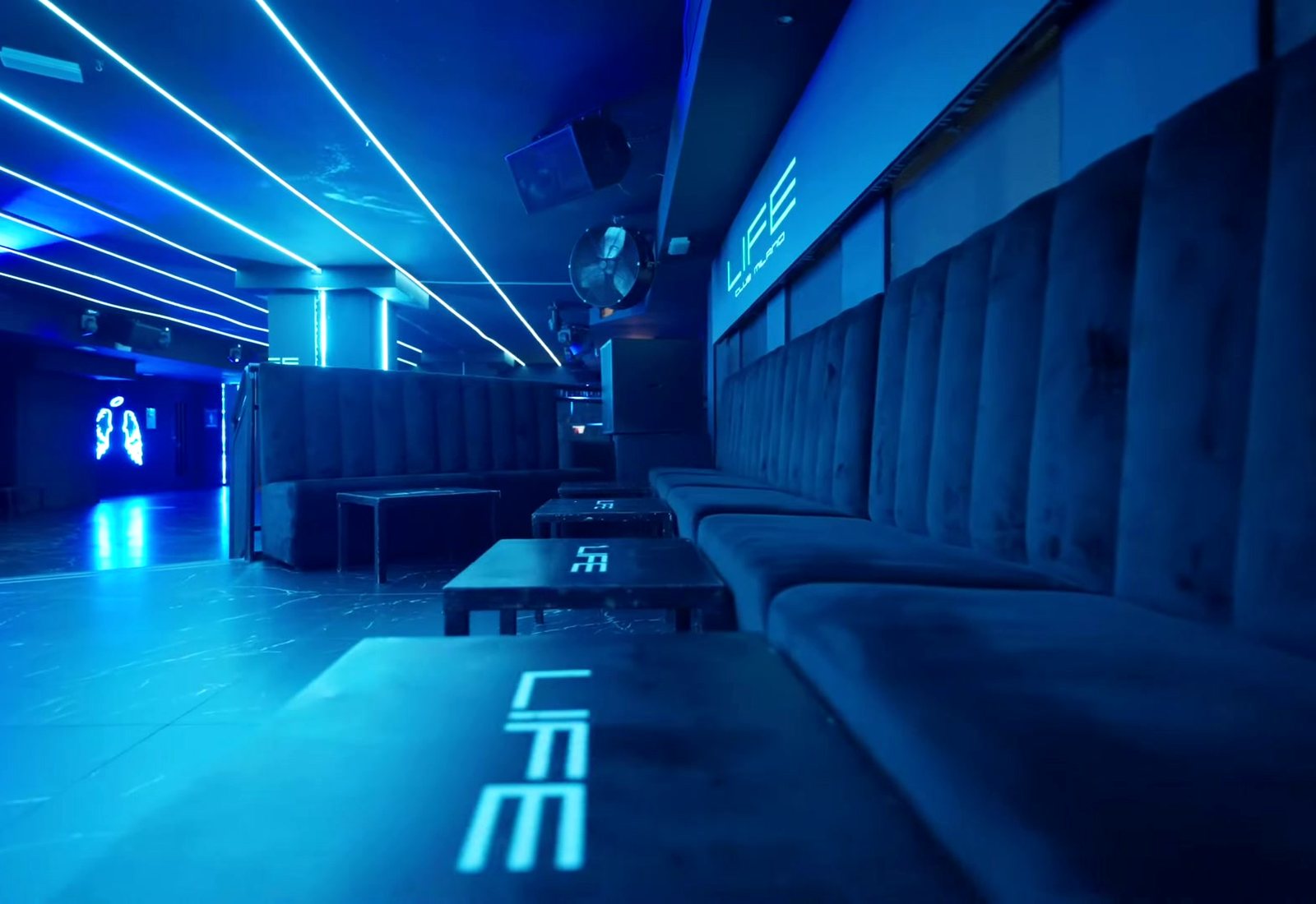 Sala privata del Life Club Milano con divani e tavoli per riunioni executive e tavoli VIP