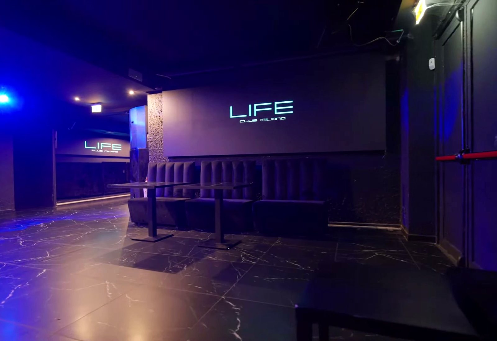 Palco della sala principale del Life Club Milano con schermo e platea