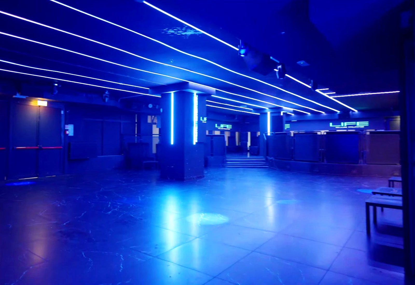 Sala del Life Club Milano con linee LED blu