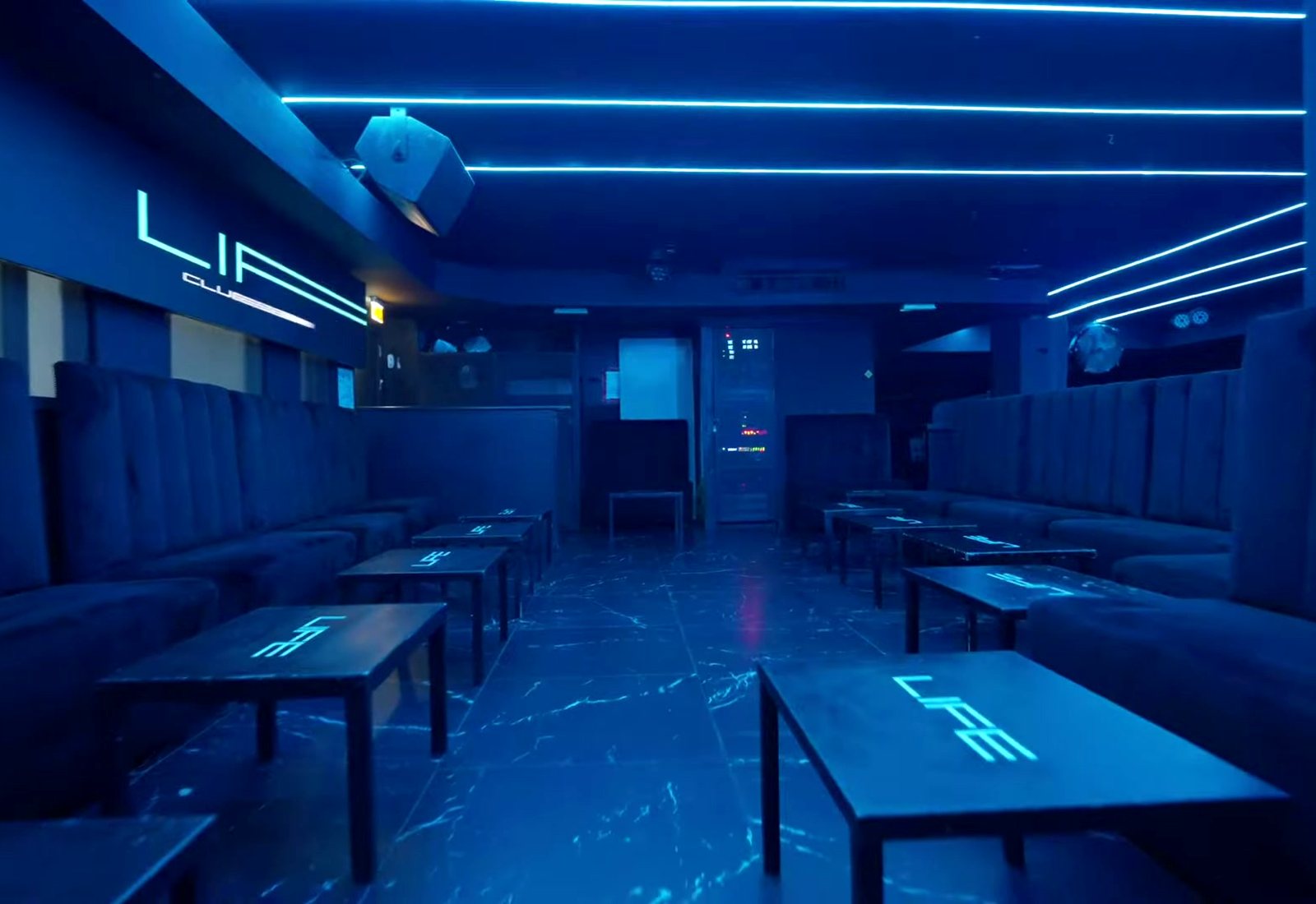 Sala del Life Club Milano allestita con tavoli e proiezione
