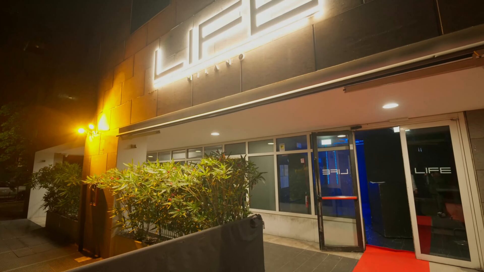 L'ingresso del Life Club Milano, zona Bicocca