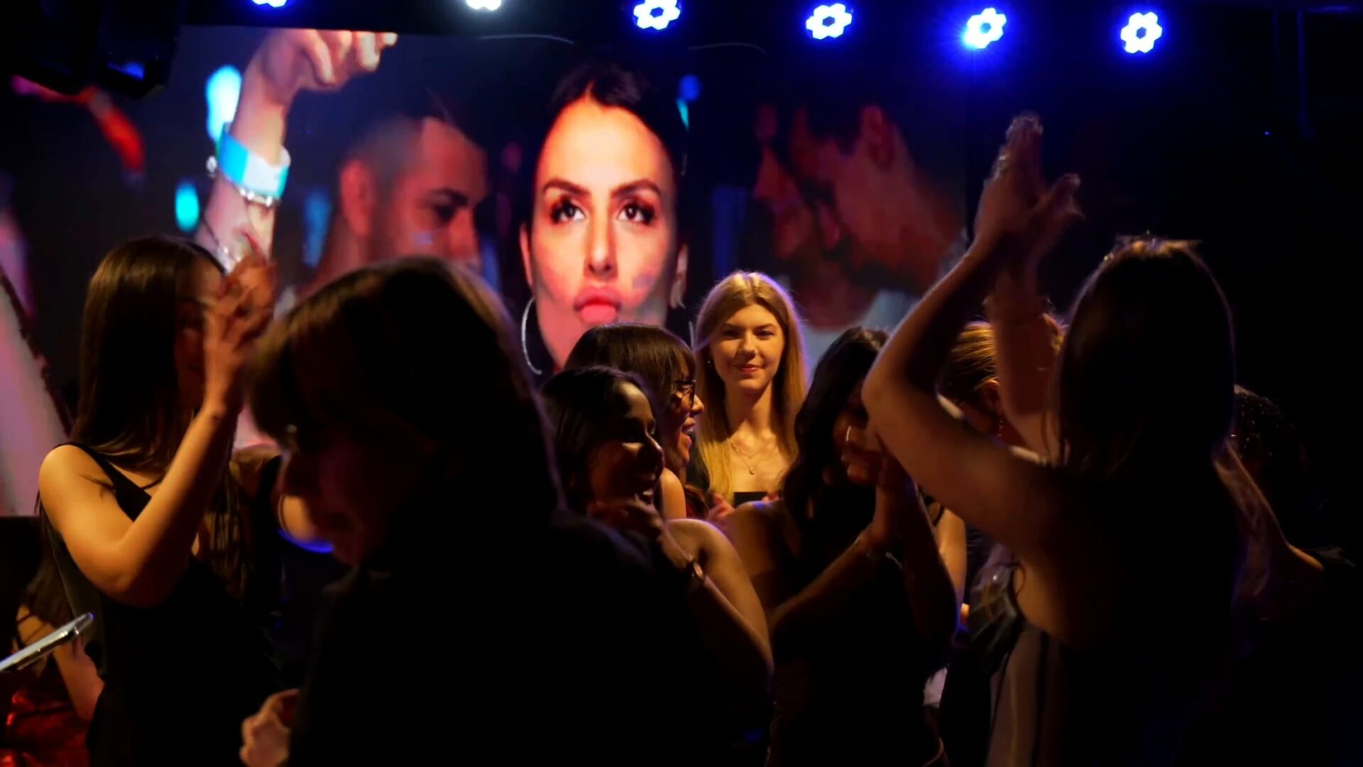 La pista piena durante una festa di 18 anni al Life Club Milano